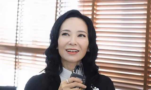 香港知名女星被曝移居加拿大，或將徹底息影，丈夫留在國內賺錢