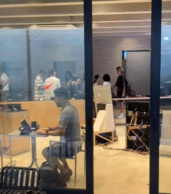 大S具俊曄20年後重逢畫面曝光，大S暴瘦害羞捂臉，男方激動落淚