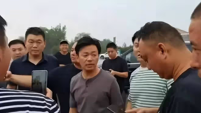王寶強：親自帶領車隊援河北，坐頭輛貨車押送，物資一眼望不到頭