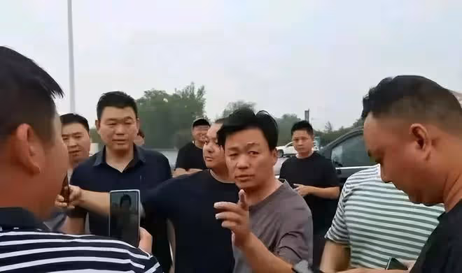 王寶強：親自帶領車隊援河北，坐頭輛貨車押送，物資一眼望不到頭