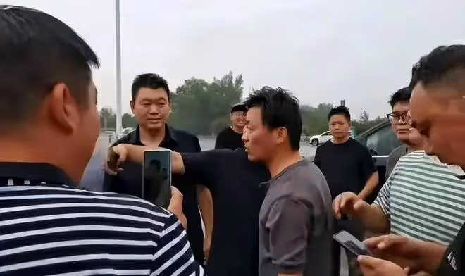 王寶強：親自帶領車隊援河北，坐頭輛貨車押送，物資一眼望不到頭