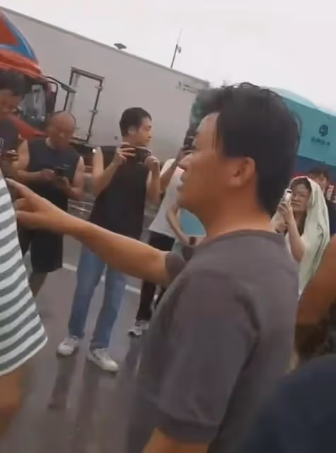 王寶強,親自押送6車物資送往河北,這才是網友應該追的偶像明星