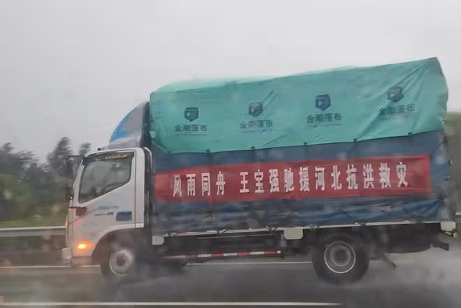 王寶強帶隊馳援河北,親自押送6輛車物資,低調在災區現場搬水