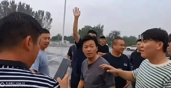 王寶強帶隊馳援河北,親自押送6輛車物資,低調在災區現場搬水