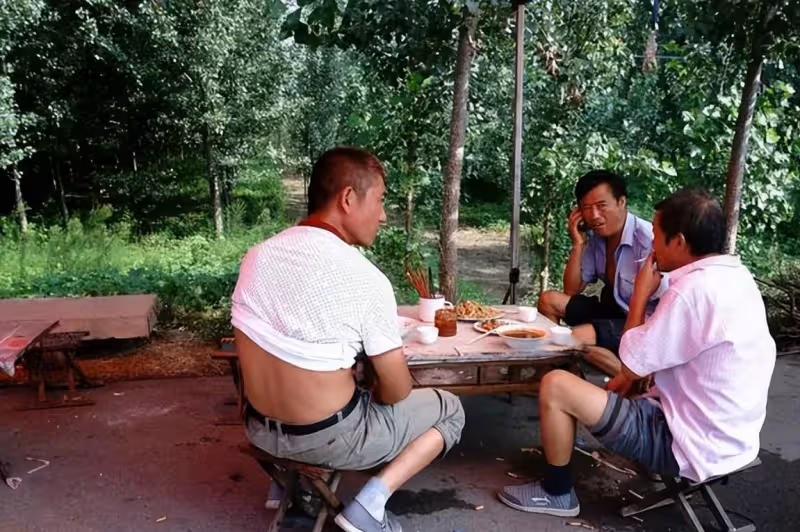 父親資助發小的兒子七年,他當了領導後,對我家的態度令人痛心