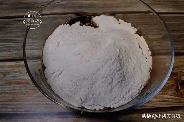麵粉別只蒸饅頭了,用3個碗一扣,暄軟香甜,出鍋瞬間被掃光