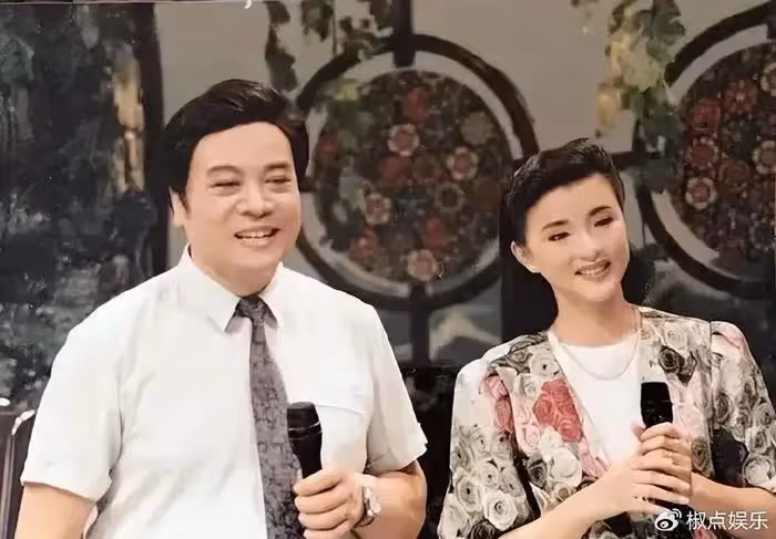 當年，楊瀾和父親鬧掰，執意嫁給體重200斤，但身價超200億的男人
