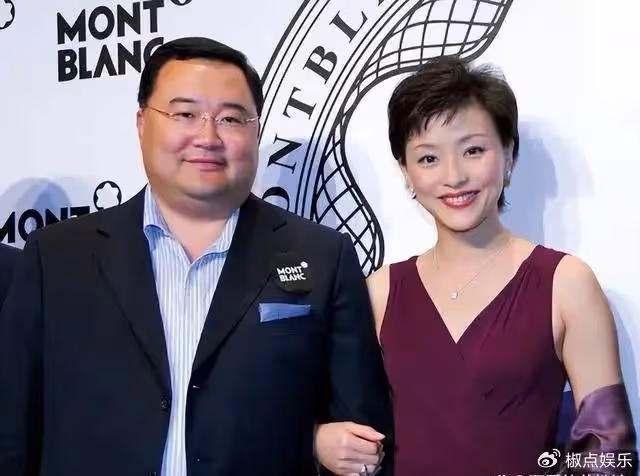 當年，楊瀾和父親鬧掰，執意嫁給體重200斤，但身價超200億的男人