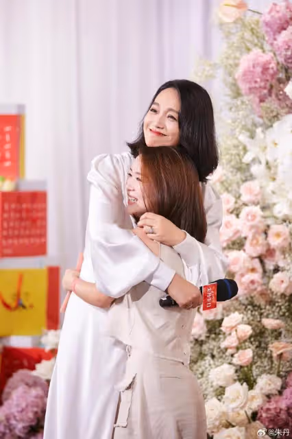 朱丹曬全家福慶42歲生日,與周一圍素顏出鏡,夫妻同款褶子好真實