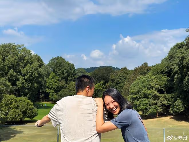 朱丹曬全家福慶42歲生日,與周一圍素顏出鏡,夫妻同款褶子好真實