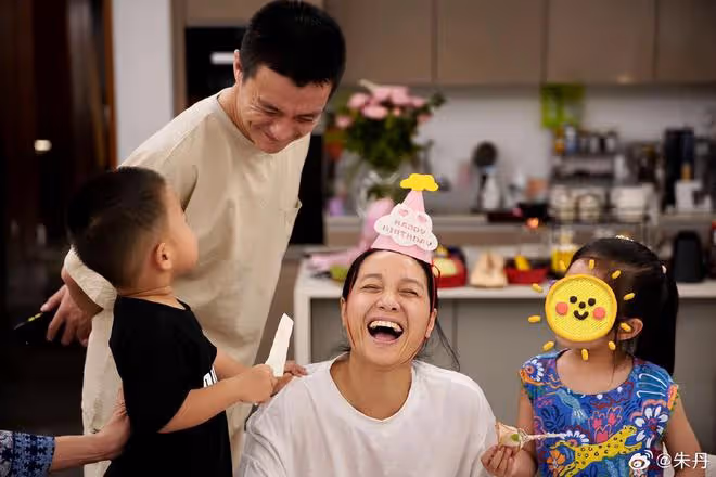 朱丹曬全家福慶42歲生日,與周一圍素顏出鏡,夫妻同款褶子好真實
