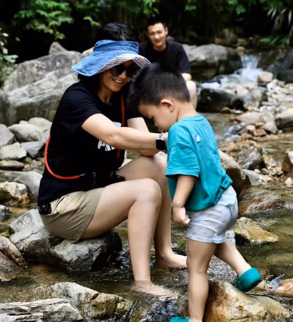 朱丹曬全家福慶42歲生日,與周一圍素顏出鏡,夫妻同款褶子好真實