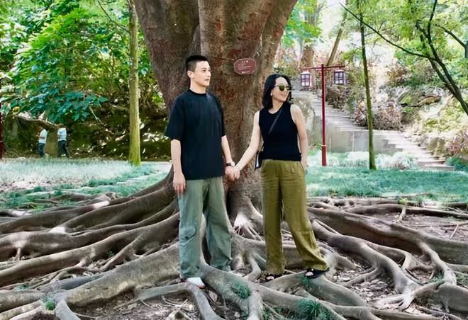 朱丹曬全家福慶42歲生日,與周一圍素顏出鏡,夫妻同款褶子好真實