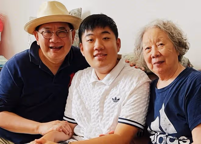 曹可凡罕曬祖孫三代合影!一家人如複製粘貼,18歲兒子氣質憨厚