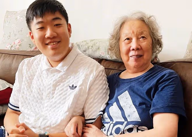 曹可凡罕曬祖孫三代合影!一家人如複製粘貼,18歲兒子氣質憨厚