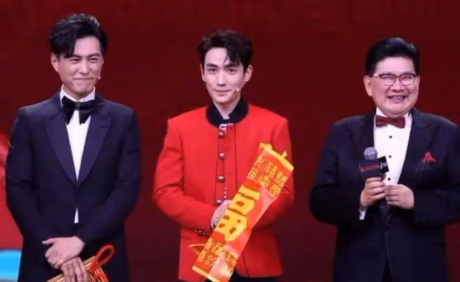 曹可凡罕曬祖孫三代合影!一家人如複製粘貼,18歲兒子氣質憨厚