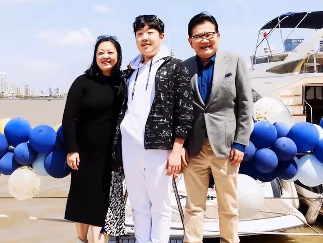 曹可凡罕曬祖孫三代合影!一家人如複製粘貼,18歲兒子氣質憨厚
