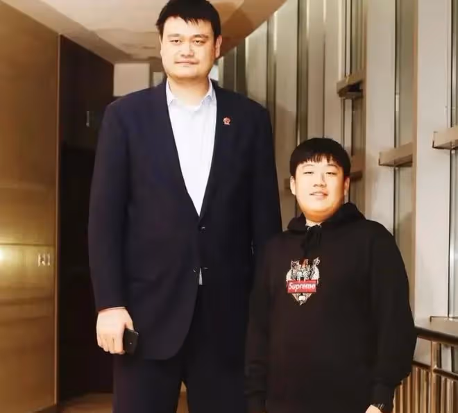 曹可凡罕曬祖孫三代合影！一家人如複製粘貼，18歲兒子氣質憨厚
