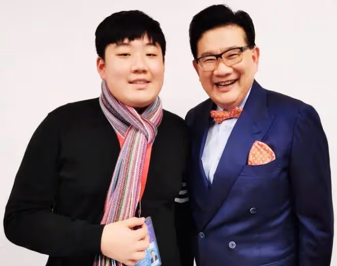 曹可凡罕曬祖孫三代合影！一家人如複製粘貼，18歲兒子氣質憨厚