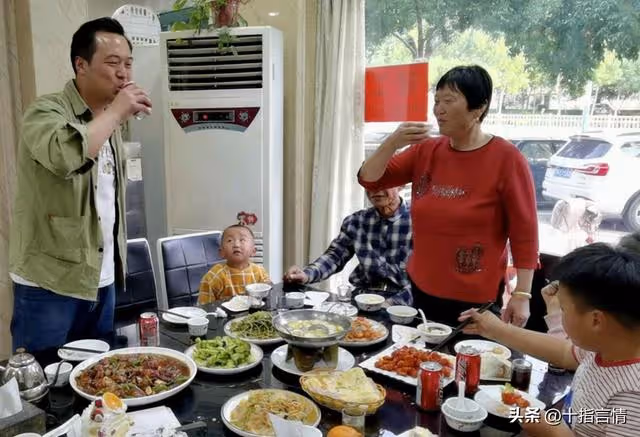 岳母過生日,女婿拎兩箱奶上門,岳母怒斥:糊弄事?女婿:知足吧