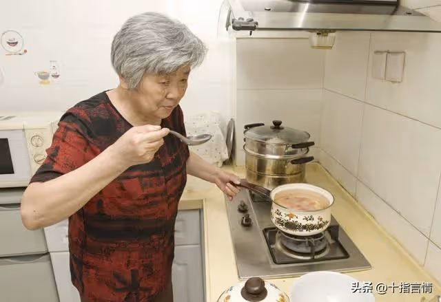 手握三千退休金去兒子家養老,不料僅三個月,兒媳:別在我家裝窮