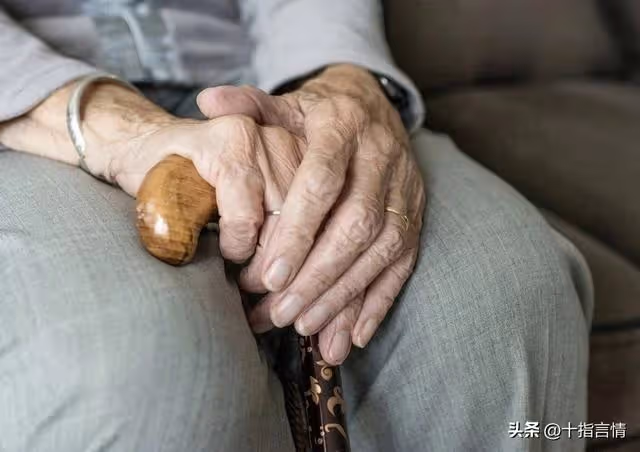 手握三千退休金去兒子家養老,不料僅三個月,兒媳:別在我家裝窮