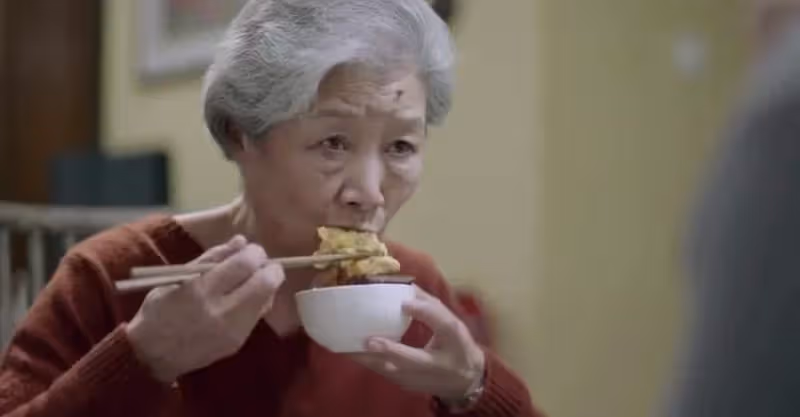 孫子跟外孫都考上了大學，我包兩個紅包慶祝，女兒甩臉，兒媳拒收