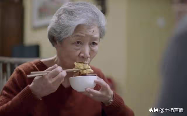 孫子跟外孫都考上了大學,我包兩個紅包慶祝,女兒甩臉,兒媳拒收