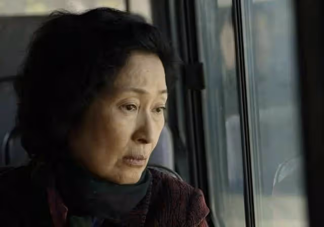 孫子跟外孫都考上了大學,我包兩個紅包慶祝,女兒甩臉,兒媳拒收