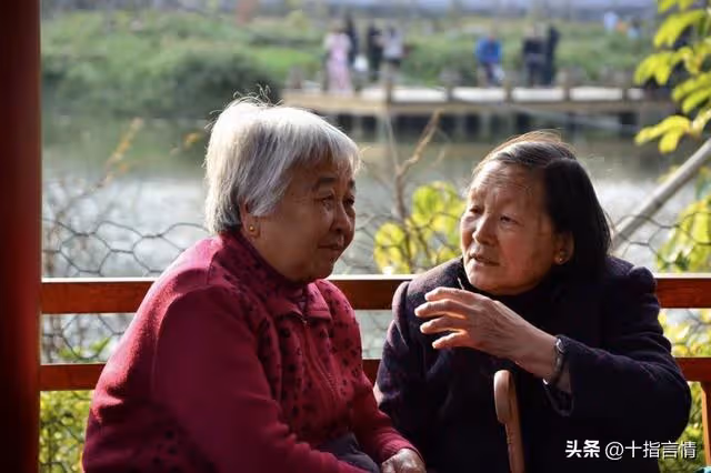 孫子跟外孫都考上了大學,我包兩個紅包慶祝,女兒甩臉,兒媳拒收