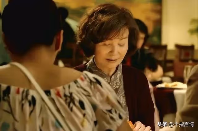 孫子跟外孫都考上了大學,我包兩個紅包慶祝,女兒甩臉,兒媳拒收