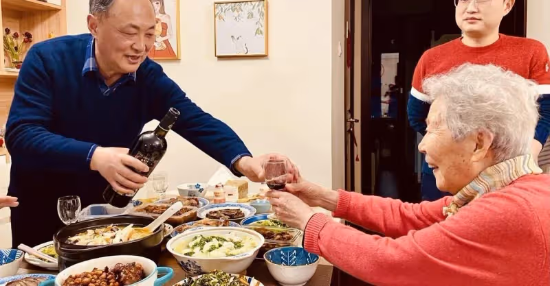 去看望住院親家，本想買盒燕窩，老伴指了指手機，我立馬改帶蘋果