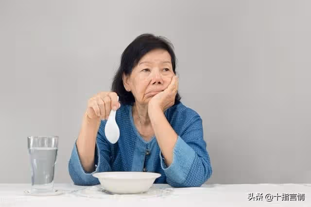 去看望住院親家,本想買盒燕窩,老伴指了指手機,我立馬改帶蘋果