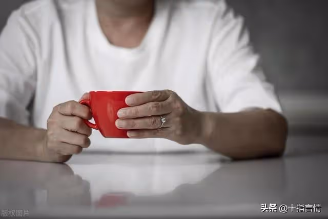 62歲大爺的悔恨:存了十年的養老錢,終究還是百密一疏,擺攤養老
