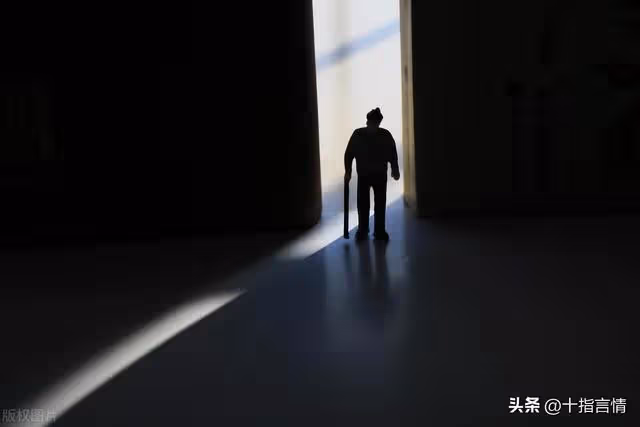 62歲大爺的悔恨:存了十年的養老錢,終究還是百密一疏,擺攤養老