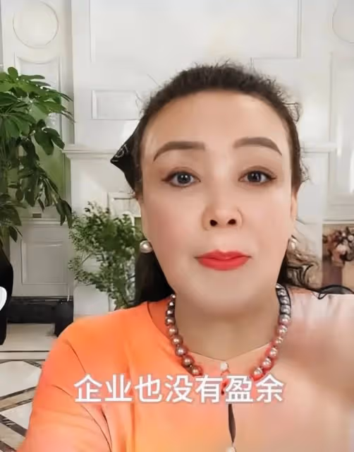 8月5日,張蘭當著2萬多網友的面說:麻六級捐1300箱食品發往河北