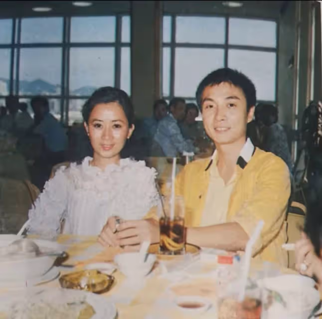 73歲劉松仁曬合照尋找曾合作女星!網友認出該女士是誰!