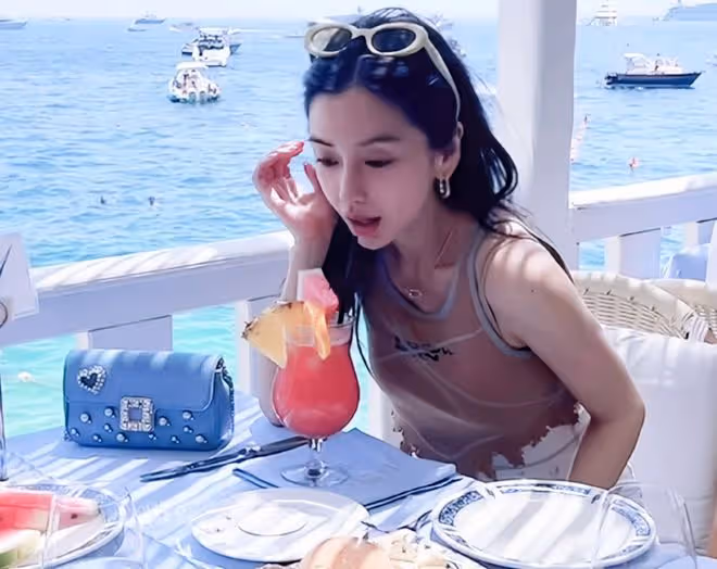 Angelababy曬性感比基尼照，乾癟身材遭嘲諷：難怪曉明要離婚！