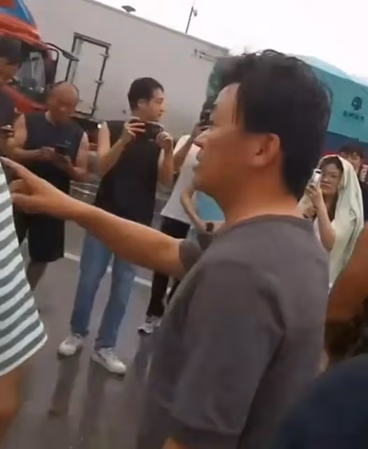 王寶強帶隊援助河北，連續2天趕路顯疲憊，物資一眼望不到頭