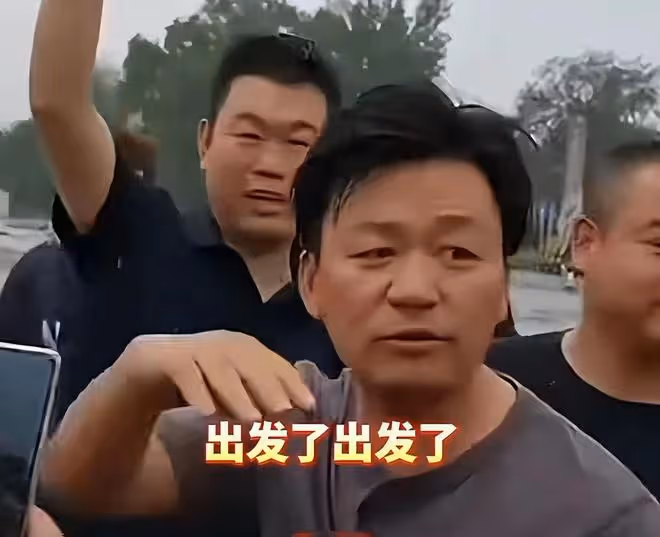 王寶強帶隊援助河北，連續2天趕路顯疲憊，物資一眼望不到頭
