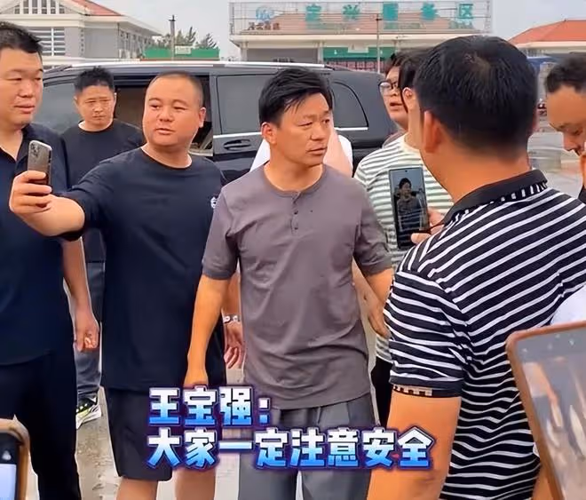 王寶強帶隊援助河北,連續2天趕路顯疲憊,物資一眼望不到頭