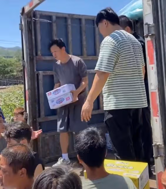 王寶強帶隊援助河北,連續2天趕路顯疲憊,物資一眼望不到頭