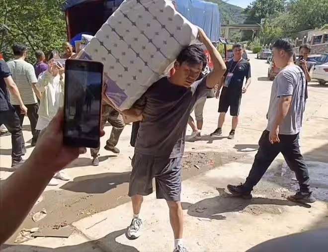 王寶強帶隊援助河北,連續2天趕路顯疲憊,物資一眼望不到頭