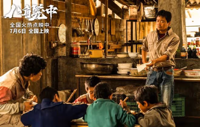 王寶強帶隊援助河北,連續2天趕路顯疲憊,物資一眼望不到頭
