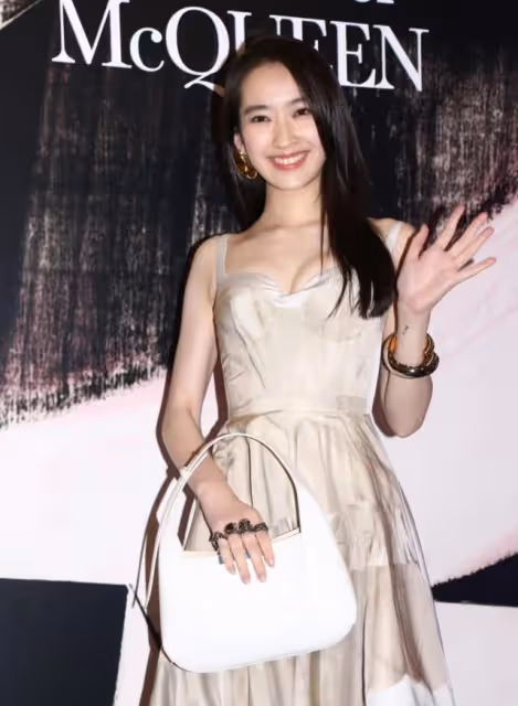 女神封盤！星二代小花低調放閃致地下戀曝光，男方是肌肉型男小生