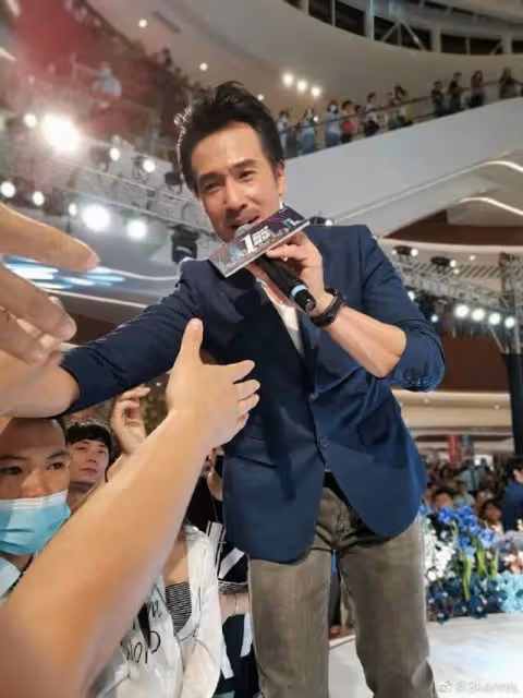吸金能力強!TVB視帝現身宣傳新劇,佛山登台演唱16萬8唱兩首歌