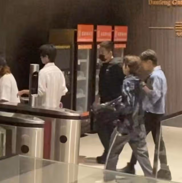 TFBOYS彩排畫面曝光,易烊千璽王俊凱王源有說有笑,破除不和傳聞
