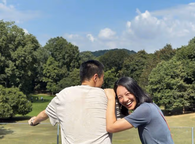 朱丹42歲生日曬全家福，兒女陪伴兩側，周一圍化身迷弟笑容寵溺