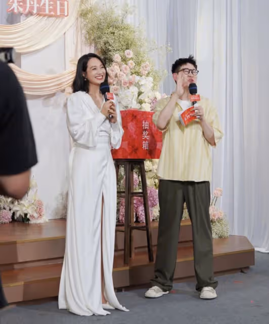 朱丹42歲生日曬全家福,兒女陪伴兩側,周一圍化身迷弟笑容寵溺