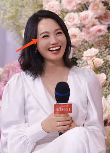 朱丹42歲生日曬全家福,兒女陪伴兩側,周一圍化身迷弟笑容寵溺